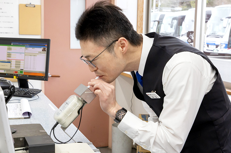アルコールチェッカーでの飲酒検査